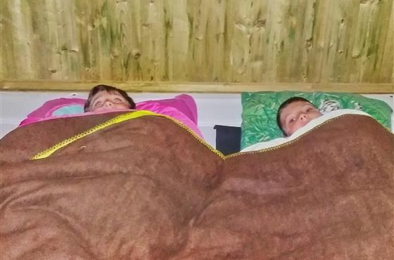 Campétoile 2 personnes - Espace de couchage et table couverte-Camping Loire et Châteaux-Bréhémont