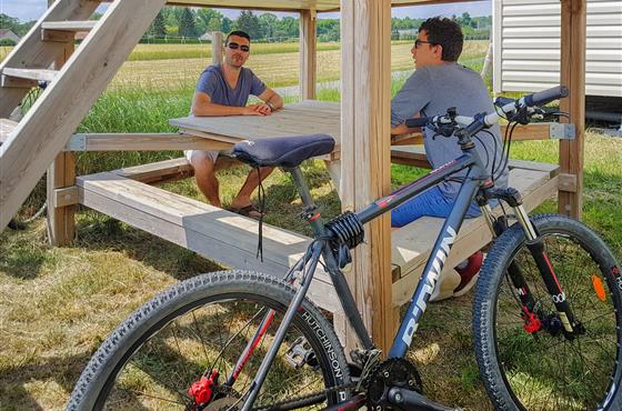 Campétoile 2 personnes - Espace de couchage et table couverte-Camping Loire et Châteaux-Bréhémont