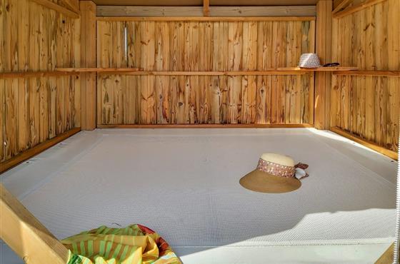 Campétoile 2 personnes - Espace de couchage et table couverte-Camping Loire et Châteaux-Bréhémont