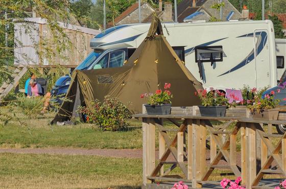 Emplacements camping tentes caravanes et camping-car au Camping Loire et Châteaux à Bréhémont en Indre et Loire proche de Tours et Saumur, près des châteaux de La Loire
