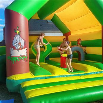Camping Loire et Châteaux, entre Tours et Saumur, en val de Loire - Château gonflable
