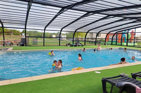 Piscine couverte chauffée - Camping Loire et Châteaux
