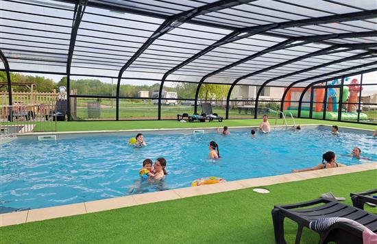 Piscine couverte chauffée - Camping Loire et Châteaux